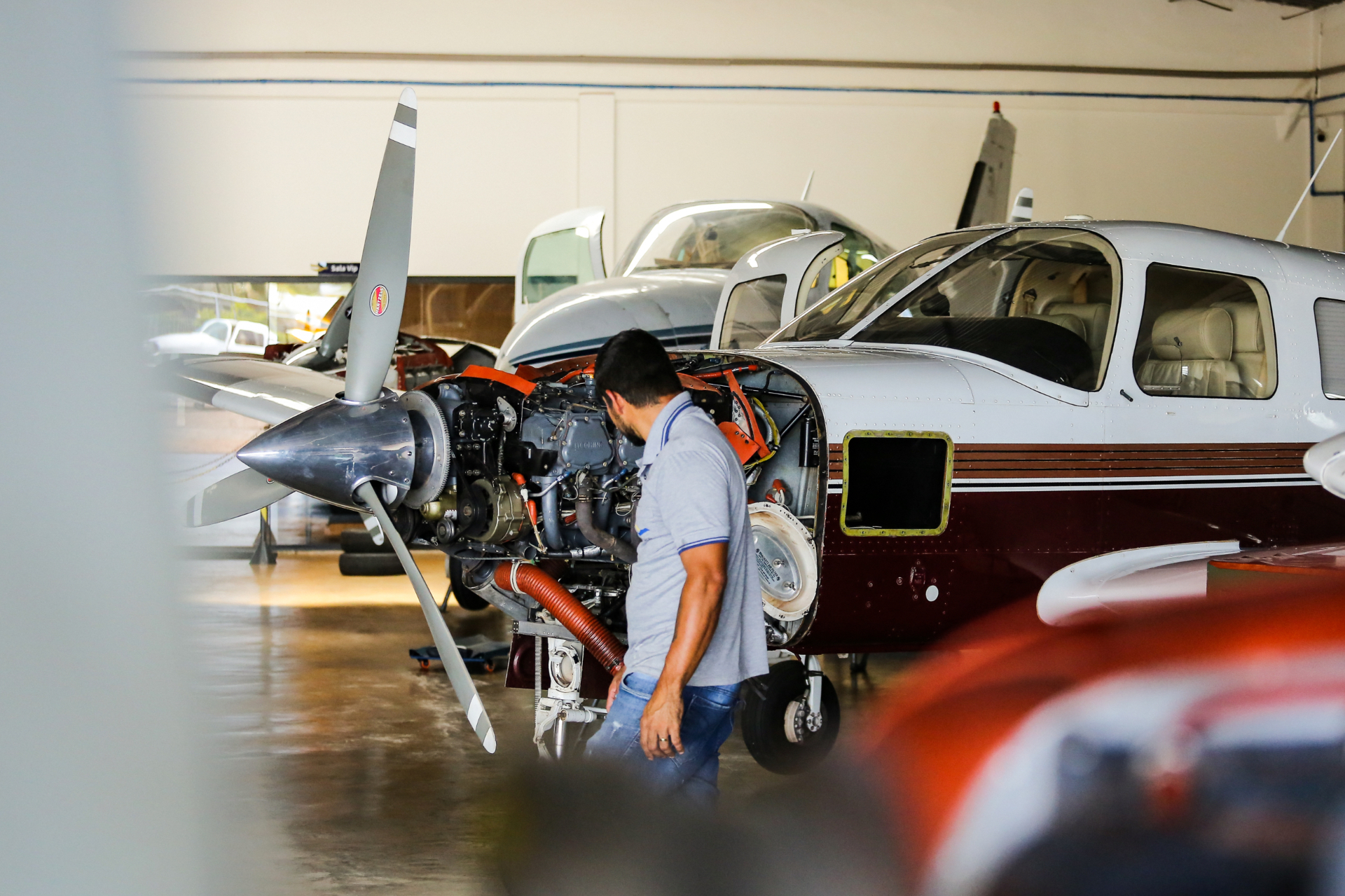 Técnico realizando manutenção em aeronave no hangar da Goiás Aviação